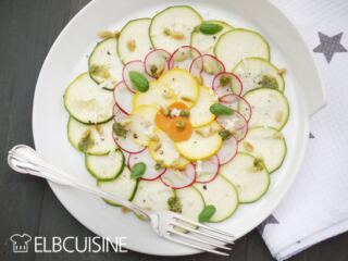Gemüse Caprese von oben Zucchini Radieschen Möhre