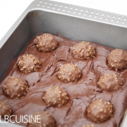 schneller Kuchen Brownie mit Rocher in Backform