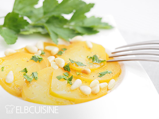 Gelbe Beete-Salat angerichtet mit Pinienkernen
