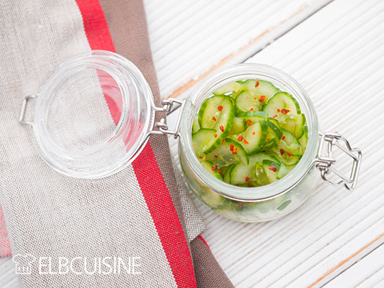Gurken-Kimchi im Glas von oben