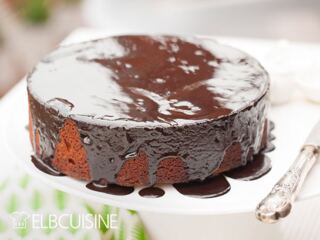 Stracciatella-Torte mit Schokoladenglasur