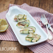 Zucchini-Feta-Päckchen auf Teller