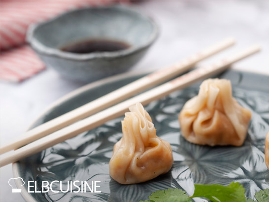 Jamie Oliver Asiatische Dumplings mit Stäbchen und Sojasauce