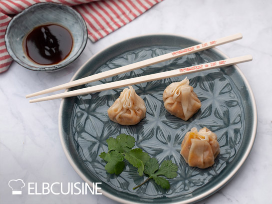 Jamie Oliver Asiatische Dumplings mit Sojasauce und Stäbchen von oben
