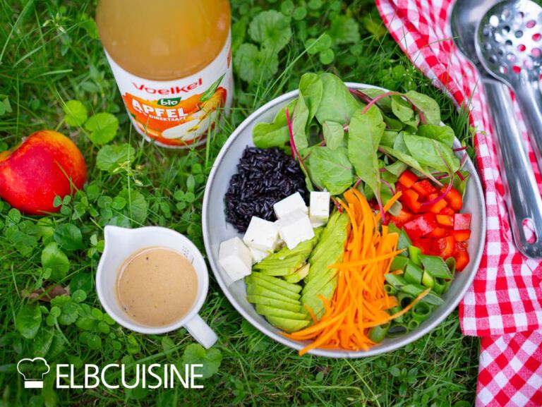 Bunte Salat-Bowl mit cremigem Apfelsaft-Dressing von der Streuobstwiese ...