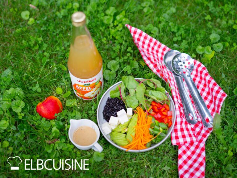 Bunte Salat-Bowl mit cremigem Apfelsaft-Dressing von der Streuobstwiese ...