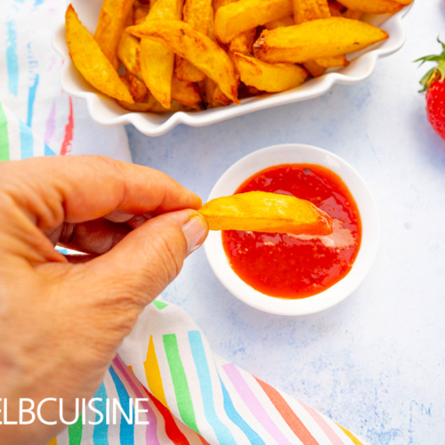 Eine Portion Pommes mit Erdbeer-Ketchup, dekoriert mit Erdbeeren