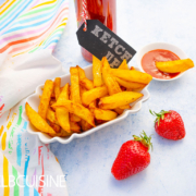 Eine Portion Pommes mit Erdbeer-Ketchup, dekoriert mit Erdbeeren Für ein Erdbeer-Rezept