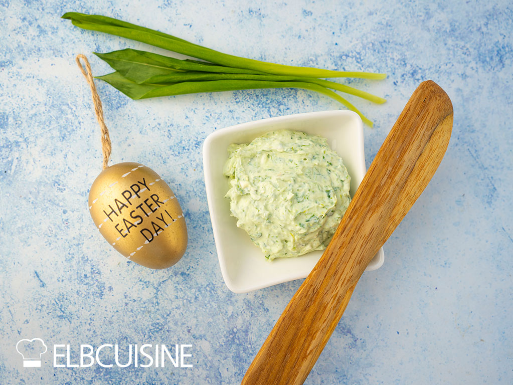 Ein hellgrüner Bärlauch-Dip bereit für den Osterbrunch.