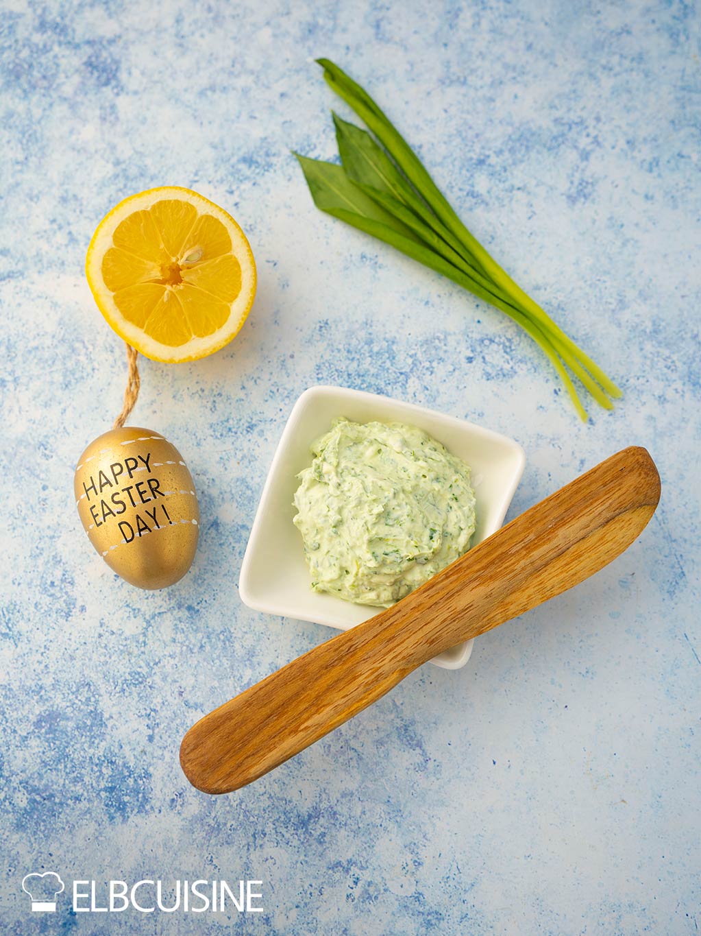 Ein hellgrüner Bärlauch-Dip bereit für den Osterbrunch.